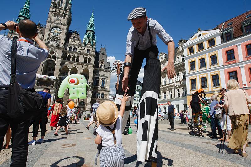 Libercem prošel průvod masek, který odstartoval festival loutkového divadla Mateřinka.