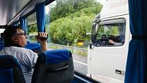 Policejní měření a sledování přestupků za volantem na silnicích v Libereckém kraji s využitím policejního autobusu.