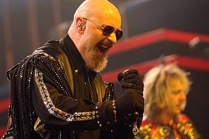 Hlasem trhajícím skály disponuje zpěvák kapely Rob Halford, a diváci, oblečení většinou v černém, buráceli nadšením.