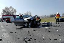 Při srážce dvou aut v Jablonném v Podještědí se zranili dva dospělí a dítě.