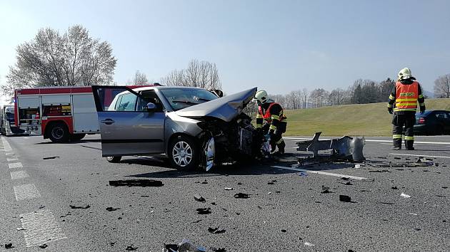 Při srážce dvou aut v Jablonném v Podještědí se zranili dva dospělí a dítě.