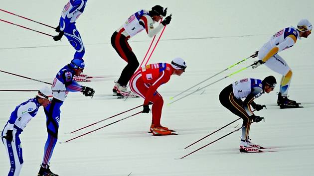 HROMADNÝ START. Takto vyjeli na trať závodu Světového poháru běžci v sobotu v Davosu. Již zanedlouho se podobný obrázek může naskytnout i libereckým divákům.