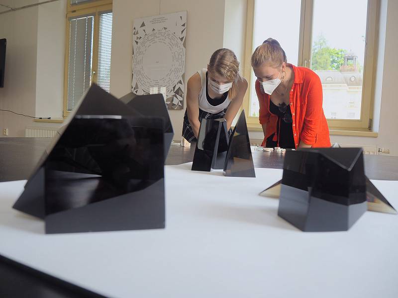 Výtvory mladých umělců ze studijního programu návrhářství – zaměření návrhářství skla a šperku.
