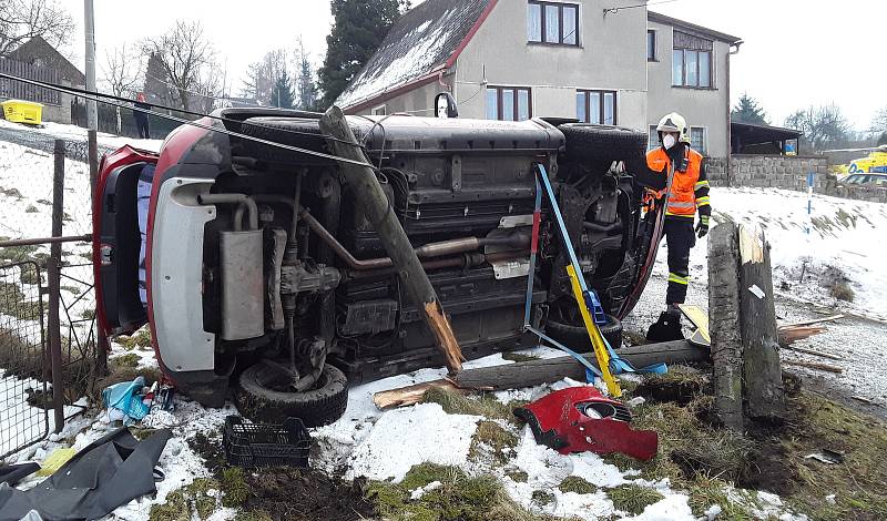 V Dlouhém Mostě narazilo auto do sloupu. Při nehodě se zranil jeden člověk