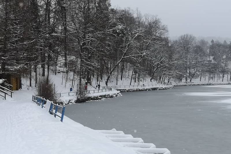 Liberecká přehrada pod sněhem.