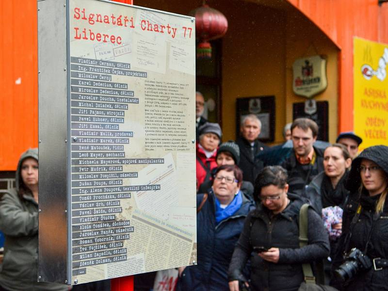 Vzpomínkového shromáždění u Památníku obětem komunismu a slavnostního odhalení  tramvajové zastávky „René Matoušek a další liberečtí signatáři Charty 77“ se účastnil kardinál římskokatolické církve v Česku Dominik Duka.