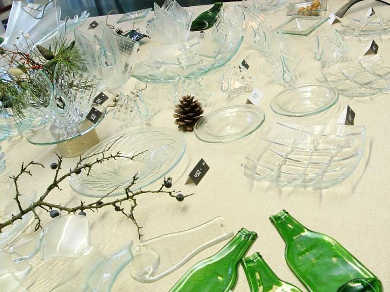 Sklárna Spider Glas v Heřmanicích pořádá ve svém ateliéru adventní trhy. Na návštěvníky tady čekají unikátní sklářské výrobky, foukání ozdob, vánoční motivy z vizovického těsta manželů Quirenzových a občerstvení v takřka domácím prostředí. 