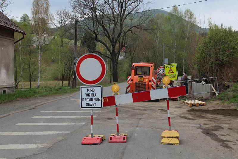 Uzavírka silnice v Oldřichově v Hájích.