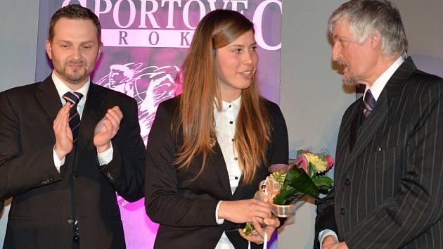 EVA SAMKOVÁ s primátorem Liberce a předsedou krajské České unie sportu. Vyhrála okresní kolo Sportovce roku 2014. 