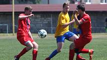 Českolipská Lokomotiva (žluté dresy) porazila na domácím hřišti zálohu Chrastavy 4:0.