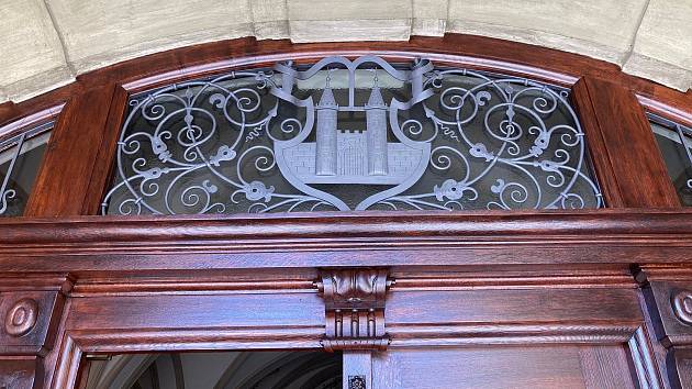 Ve Frýdlantu už zdobí historickou budovu radnice první zrestaurované dveře. Další z dveří renovace čeká.