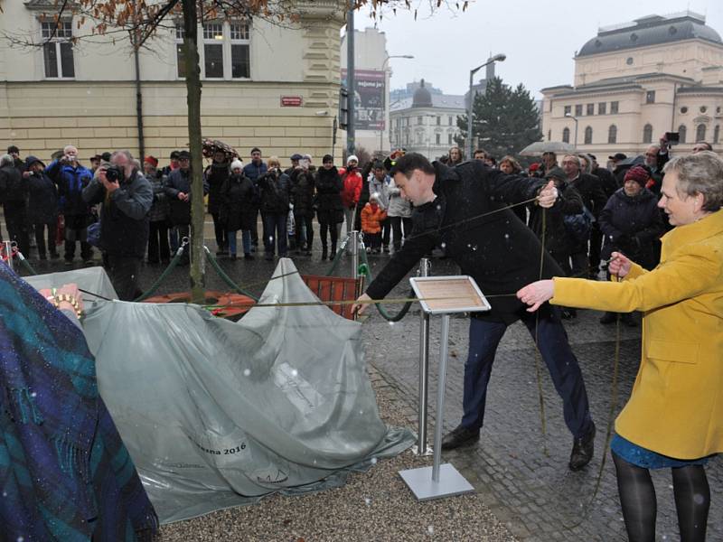 Odhalení Lavičky Václava Havla před libereckou knihovou.