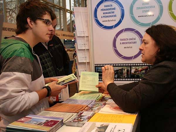 Stánek Technické univerzity obléhají také zájemci o studijní program Nanotechnologie. 