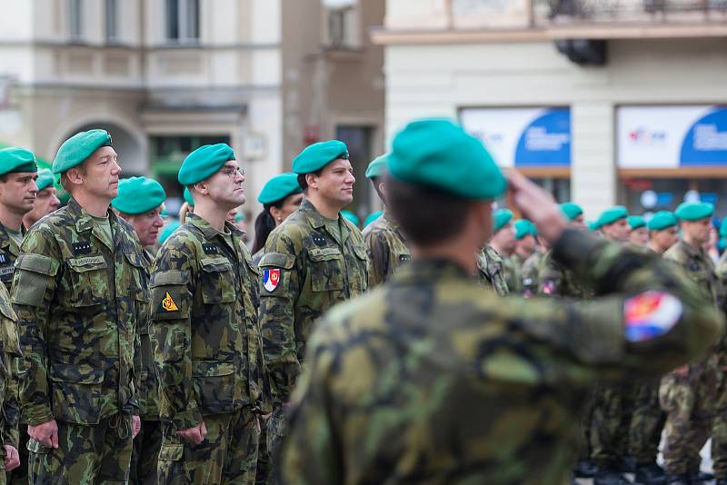 Liberečtí chemici 13. září při slavnostním nástupu před radnicí na náměstí Dr. E. Beneše v Liberci. Jednotka slavila 40 let od vzniku chemické brigády a také 150. výročí přítomnosti vojsk ve městě.