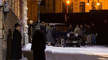 Filmaři natáčí před divadlem F. X. Šaldy v Liberci zimní scénu německo-českého životopisného filmu o spisovateli a dramatikovi Bertoltu Brechtovi.
