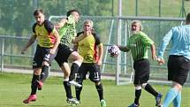 V okresním fotbale se utkali nováčci soutěže Krásná Studánka B a Mníšek. Zápas skončil plichtou 1:1. Domácí hráči jsou v zelených dresech.