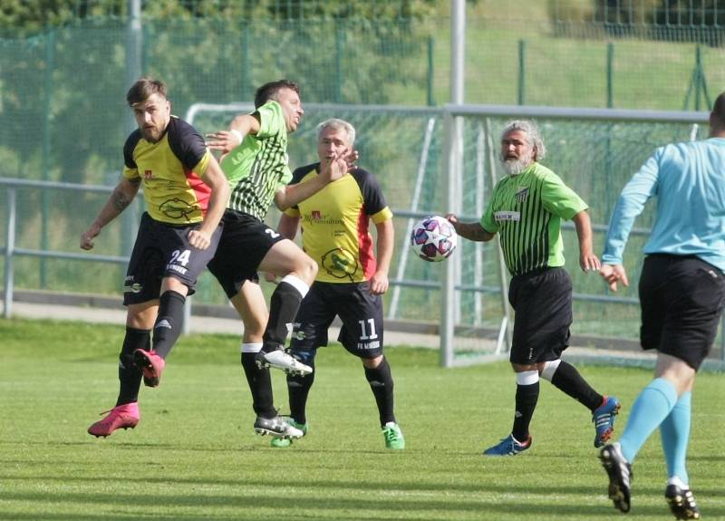 V okresním fotbale se utkali nováčci soutěže Krásná Studánka B a Mníšek. Zápas skončil plichtou 1:1. Domácí hráči jsou v zelených dresech.