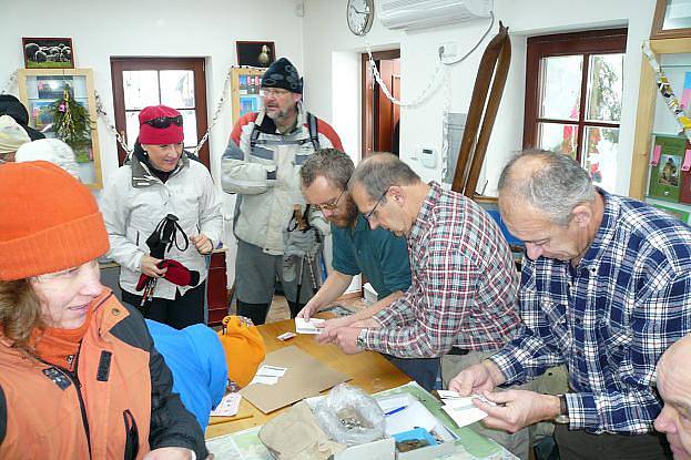 Tradiční novoroční výstup na Ještěd zlákal i letos stovky lidí.