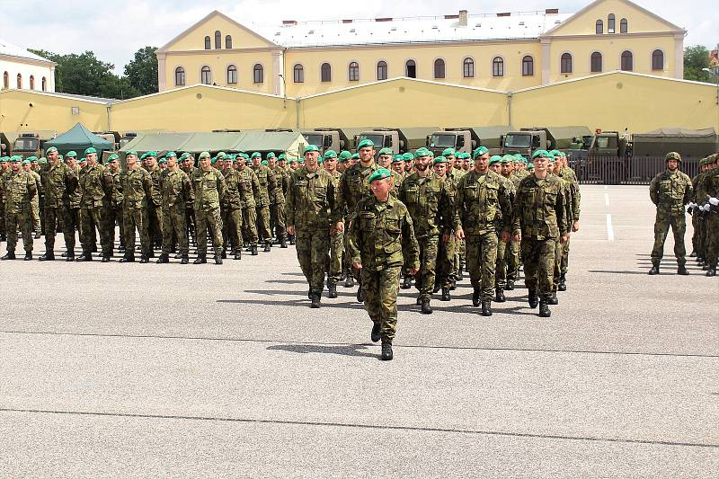 Slavnostní nástup příslušníků 31. pluku radiační, chemické a biologické ochrany.