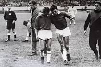 Josef Pala odchází z hřiště po zákroku hráče z družstva maďarských olympioniků Fenrence Beneho, 1964.