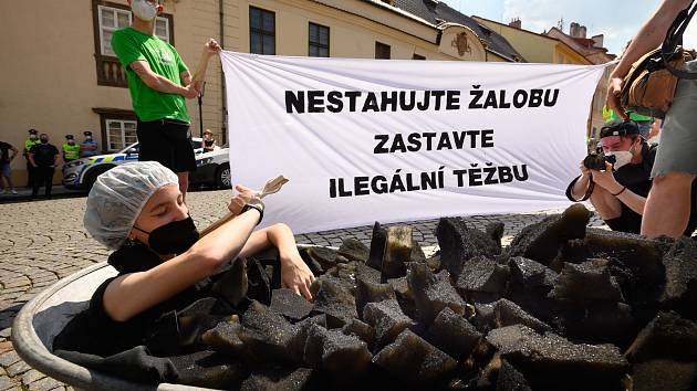 Několik desítek lidí se zúčastnilo protestního pochodu z pražského Klárova k Hrzánskému paláci, v němž jedná vláda. 