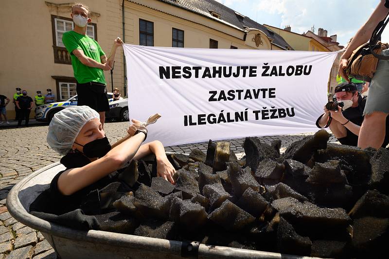 Několik desítek lidí se zúčastnilo protestního pochodu z pražského Klárova k Hrzánskému paláci.