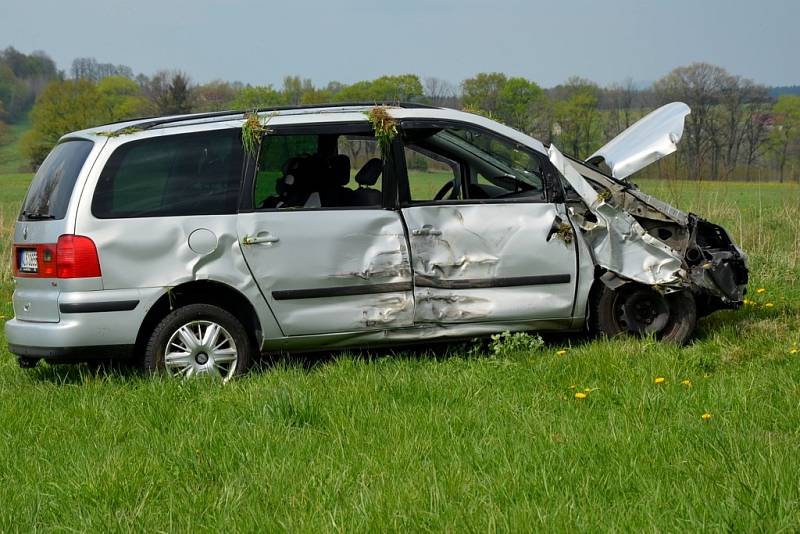 Při srážce osobního automobilu s traktorem na Frýdlantsku se lehce zranila mladá řidička.