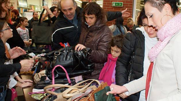 Kabelkový bazar v OC Foru. Třetí ročník bazaru pořádal tradičně Liberecký deník.