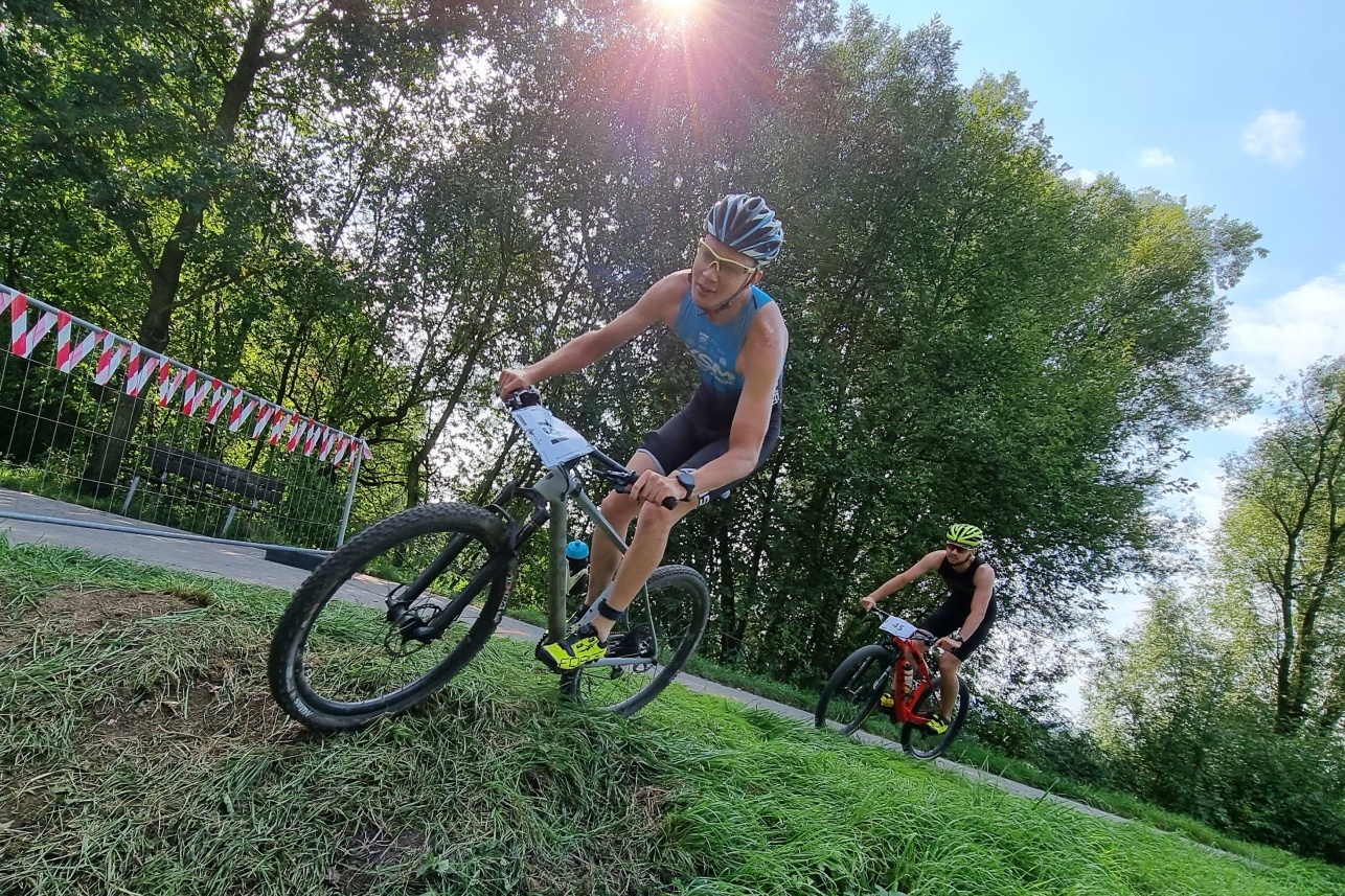 FOTO: Voda, kolo a běh. Triatlon přitáhl do Hrádku pět stovek účastníků -  Liberecký deník