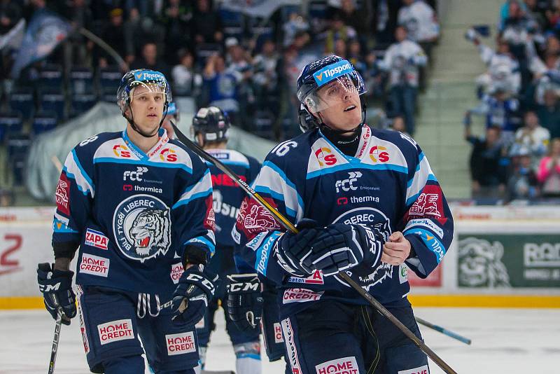 Utkání 23. kola Tipsport extraligy ledního hokeje se odehrálo 19. listopadu v liberecké Home Credit areně. Utkaly se celky Bílí Tygři Liberec a HC Kometa Brno. Na snímku vpravo Marek Kvapil a vlevo Michal Bulíř.