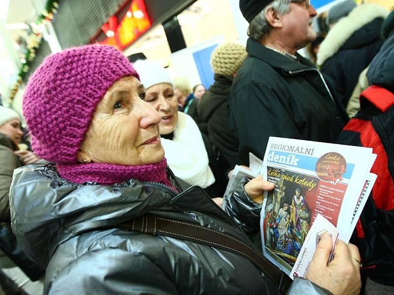 V Libereckém obchodním centru Forum se ve středu v podvečer sešla asi stovka lidí. Příchozí si se sborem Ještěd a s Libereckým deníkem zazpívali v rámci akce Česko zpívá koledy.