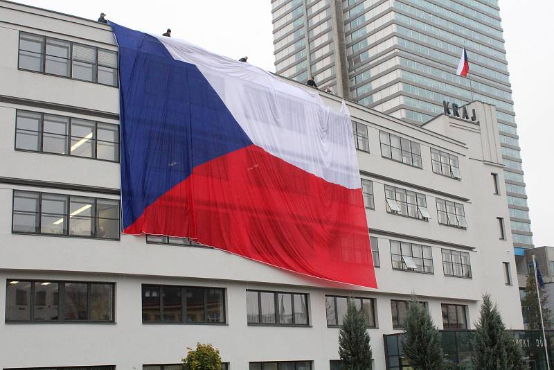 Na libereckém Evropském domě visí největší státní vlajka.