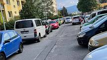 Kaplického ulice je dlouhodobě z hlediska parkování kritická, se začátkem školního roku a probíhající stavbou je to ještě horší.