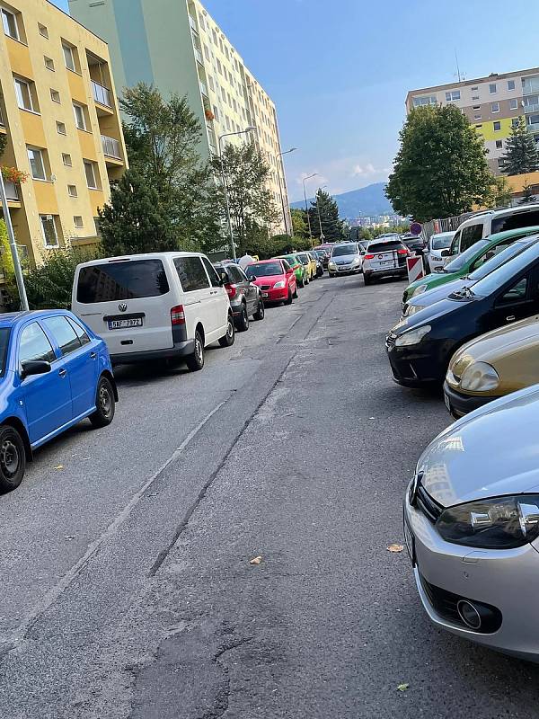 Kaplického ulice je dlouhodobě z hlediska parkování kritická, se začátkem školního roku a probíhající stavbou je to ještě horší.