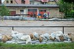 Na břehu Smědé bylo postaveno 44 metrů protipovodňových bariér zapůjčených od Hsičského záchranného sboru Libereckého kraje, na druhé straně drží vodu v korytu pytle, které od rána plní členové SDH Frýdlant a teď už také dobrovolníci