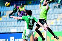 BRANKÁŘ LUKÁŠ HROŠŠO držel čisté konto až do penalty v závěru utkání. Na snímku zasahuje před kapitánem Bohemians Josefem Jindřiškem, na zemi liberecký obránce Jan Mudra. 