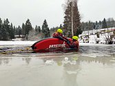 Hasiči na paddleboardech trénovali záchranu lidí, kteří se propadnou do ledu.