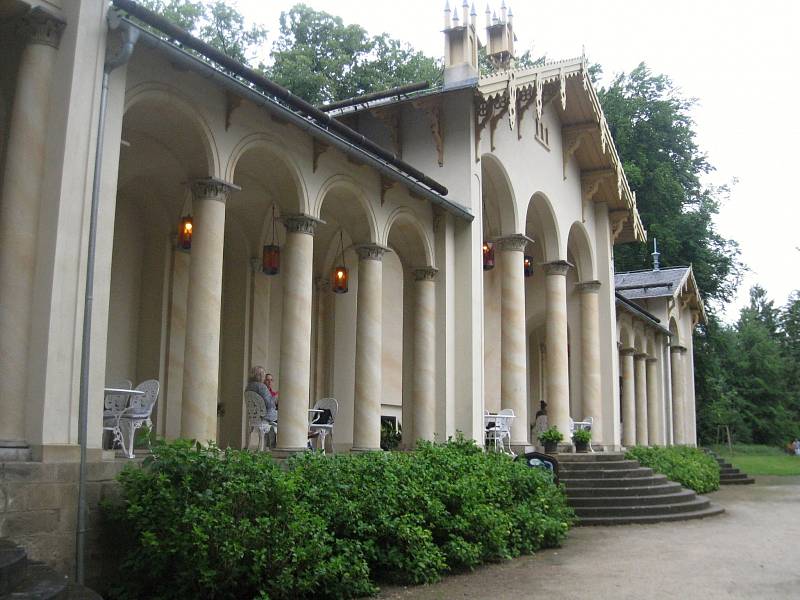 Zámek Sychrov je oblíbený u návštěvníků i filmařů.