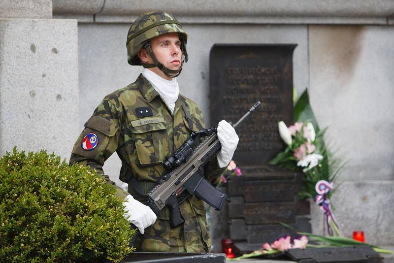 Na libereckém náměstí lidé kladli věnce při vzpomínce na 21. srpen.