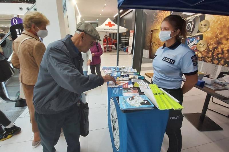 Policisté vyrazili za seniory do obchodního centra.