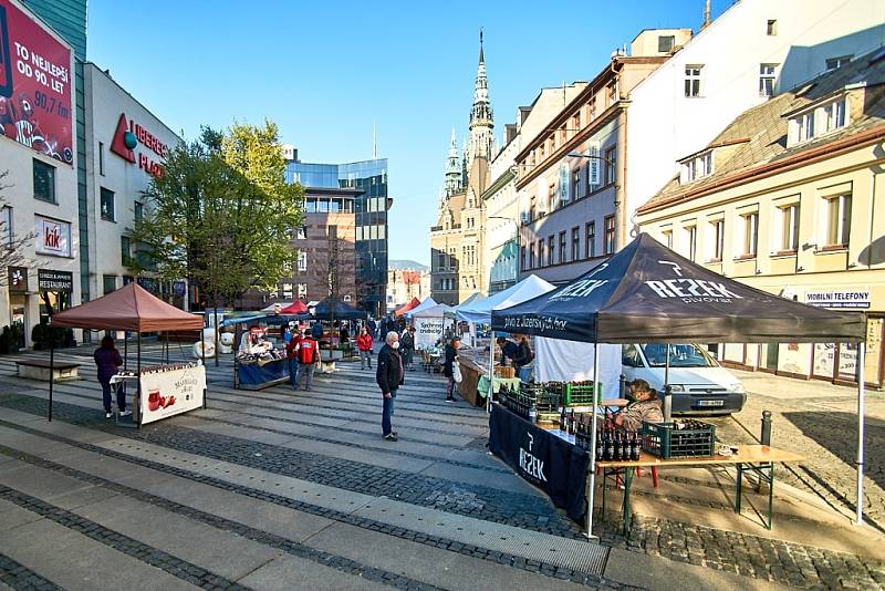 V Liberci u radnice se ve čtvrtek 23. dubna letos poprvé konaly farmářské trhy.