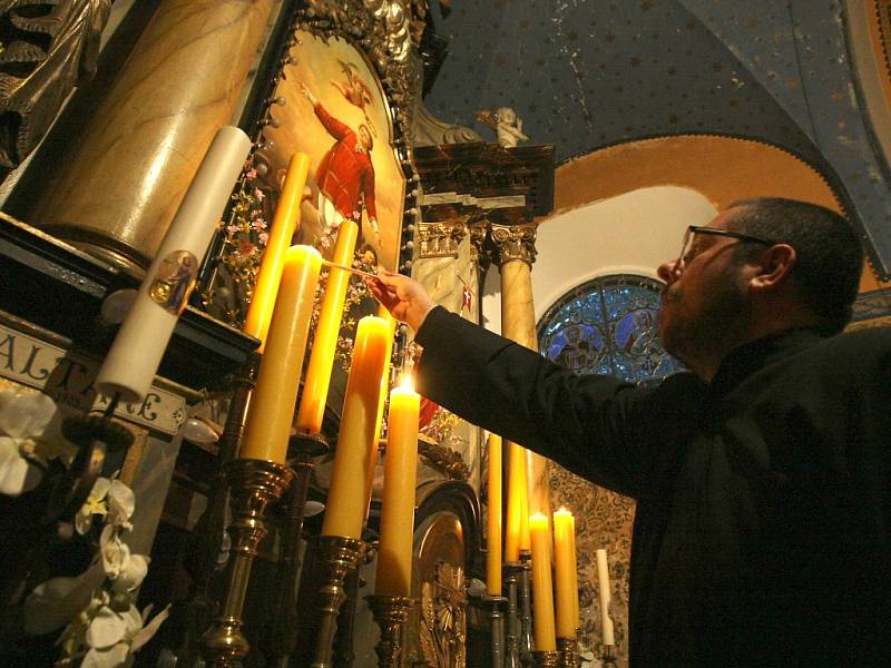 POŠTA PRO NEBE. Tak nazvali organizátoři zapalování svíček pod oltářem kostela v Dlouhém Mostě při Noci kostelů. 