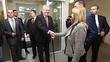 Slavnostní pásku přijel do libereckého hospice přestřihnout osobně Miloš Zeman.