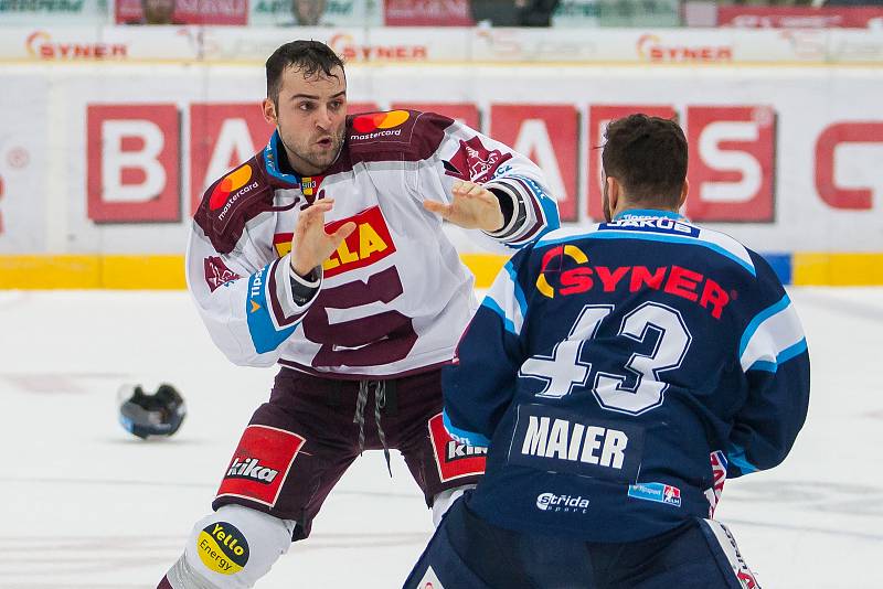 Druhý zápas předkola Generali play off Tipsport extraligy ledního hokeje se odehrál 7. března v liberecké Home Credit areně. Utkaly se celky Bílí Tygři Liberec a HC Sparta Praha. Na snímku je potyčka, vlevo Dominik Uher, vpravo Patrik Maier.