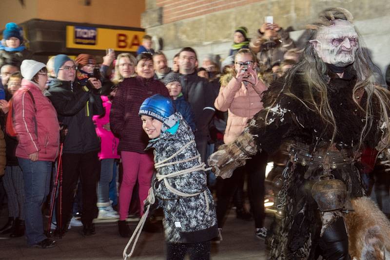 Mikulášská nadílka byla před radnicí opět s Krampus čerty.