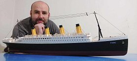 Filip Trdla s maketou Titaniku.