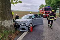 Nedaleko hraničního přechodu Hrádek nad Nisou - Porajów narazilo auto do stromu.