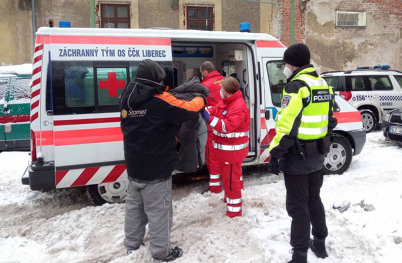 Český červený kříž spolu s libereckou městskou policií pomohl lidem bez domova