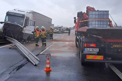 Na dálnici D10 u Čtveřína havaroval v pátek 31. března kamion.