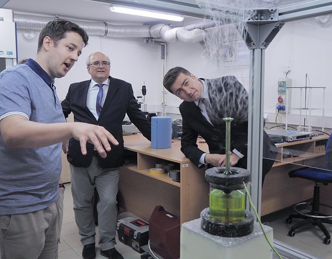 Litevský velvyslanec H. E. Laimonas Talat-Kelpša (vpravo) si na TUL v doprovodu rektora Miroslava Brzeziny (uprostřed) prohlédl i laboratoře a zajímal se o výrobu nanovláken.